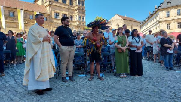 Die Delegation auf Brasilien zusammen mit Salesianerpater Johannes Kaufmann während des Gottesdienstes. Am Ende spendete Mizael in seiner Stammestracht und im Ritus seines Stammes den Segen für die Reisegruppe