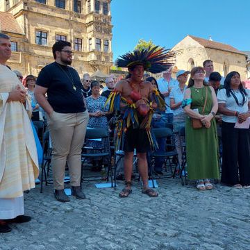 Die Delegation auf Brasilien zusammen mit Salesianerpater Johannes Kaufmann während des Gottesdienstes. Am Ende spendete Mizael in seiner Stammestracht und im Ritus seines Stammes den Segen für die Reisegruppe