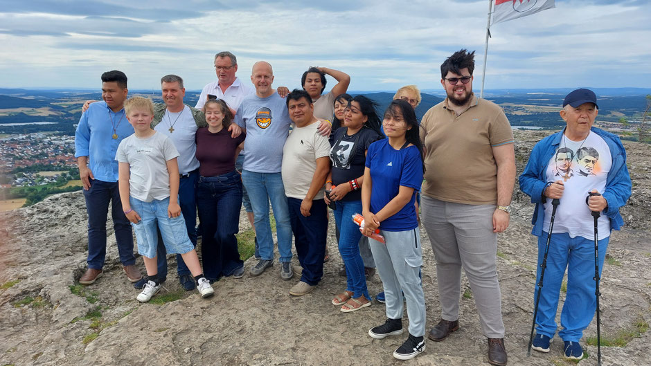 Blick auf den Gottesgarten, die Heimat Rudolf Lunkenbeins: die brasilianische Gruppe und ihre deutschen Gastgeber auf dem Staffelberg.