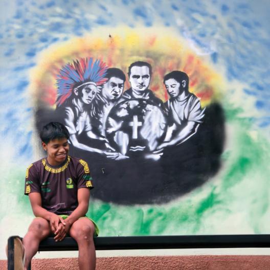 JungerBororo vor Streetart