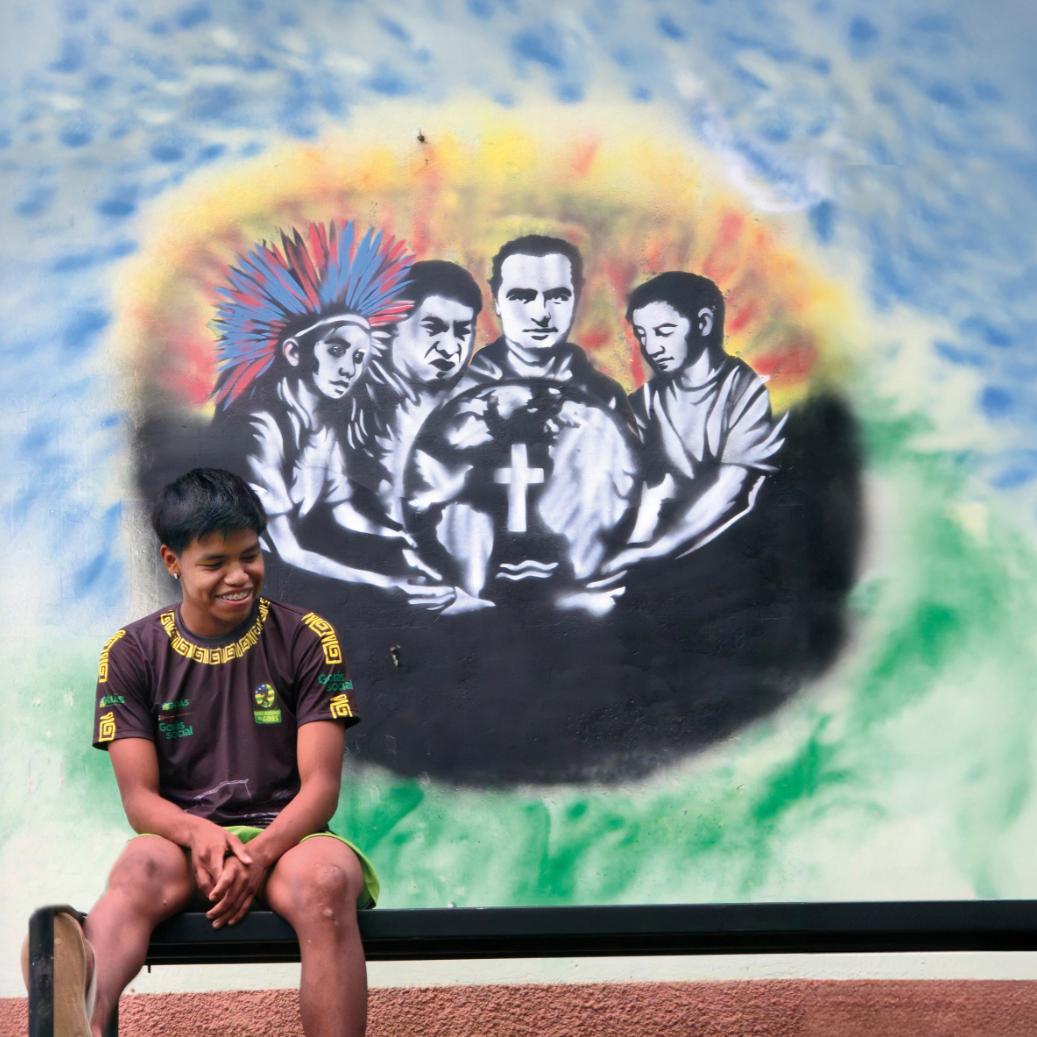 JungerBororo vor Streetart