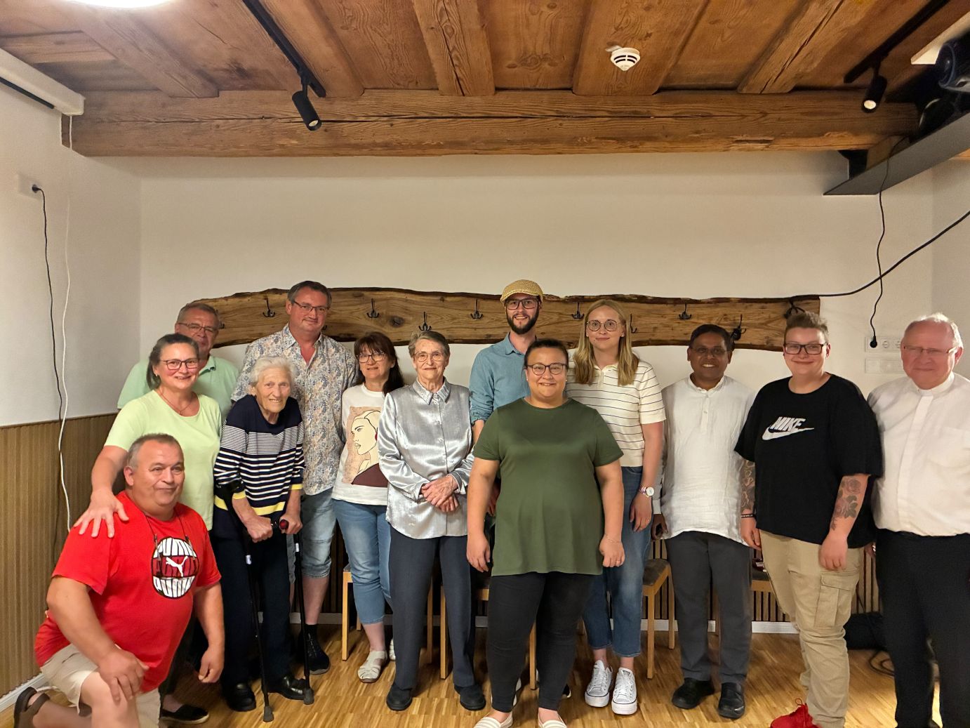 Referent Martin Emge (rechts) und Pater Lijoy Jacob (Dritter von rechts) gemeinsam mit Angehörigen der Familie Lunkenbein nach dem Vortrag im Gemeinschaftshaus Döringstadt. Mit auf dem Bild sind unter anderem Pater Lunkenbeins Schwester Hildegard Meixner (silberne Bluse) sowie mehrere Neffen, Großnichten und Großneffen des Döringstädter Missionars.