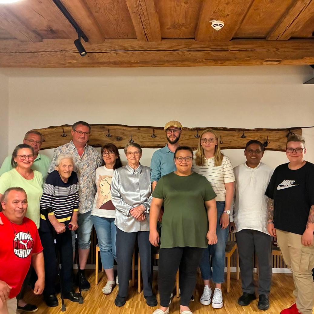 Referent Martin Emge (rechts) und Pater Lijoy Jacob (Dritter von rechts) gemeinsam mit Angehörigen der Familie Lunkenbein nach dem Vortrag im Gemeinschaftshaus Döringstadt. Mit auf dem Bild sind unter anderem Pater Lunkenbeins Schwester Hildegard Meixner (silberne Bluse) sowie mehrere Neffen, Großnichten und Großneffen des Döringstädter Missionars.